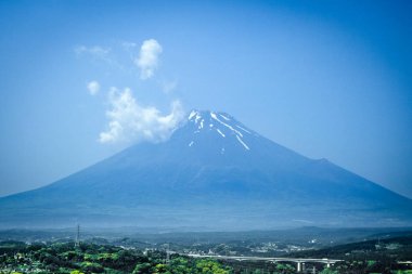 Fuji Dağı yanardağ manzara mavi gökyüzü altında. Japonya