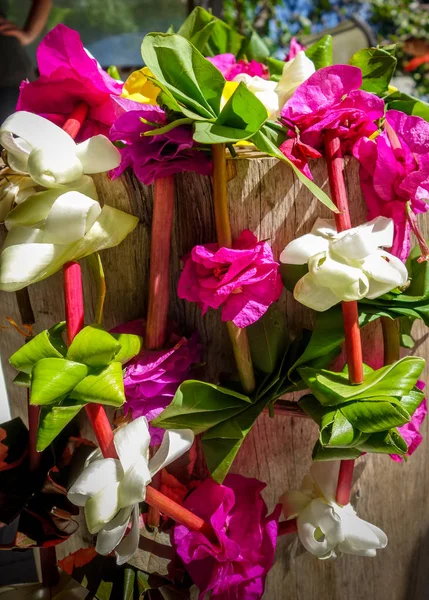 Traditionele Polynesische Bloem Ketting Een Houten Achtergrond — Stockfoto