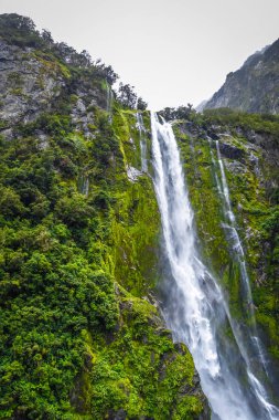Şelale Milford ses göl manzara, Yeni Zelanda