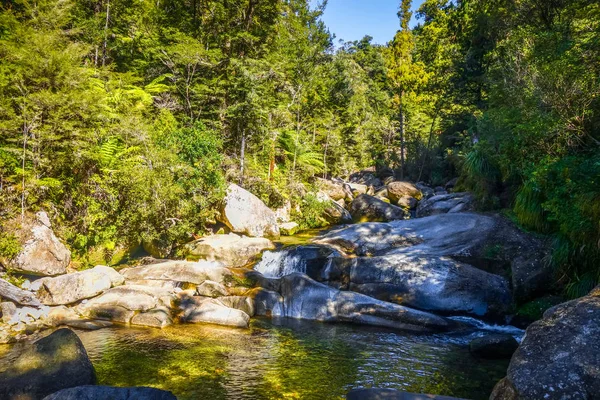 Kleopatra havuzları kaydırağı Abel Tasman Ulusal Parkı, Yeni Zelanda