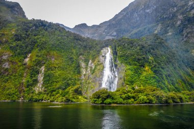Şelale Milford ses göl manzara, Yeni Zelanda