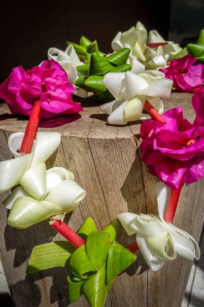 Traditionele Polynesische Bloem Ketting Een Houten Achtergrond — Stockfoto