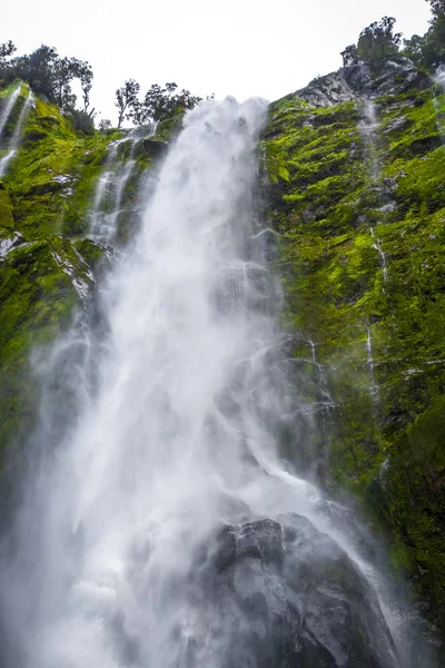 Cachoeira Milford Sound Lake Landscape Nova Zelândia — Fotografia de Stock