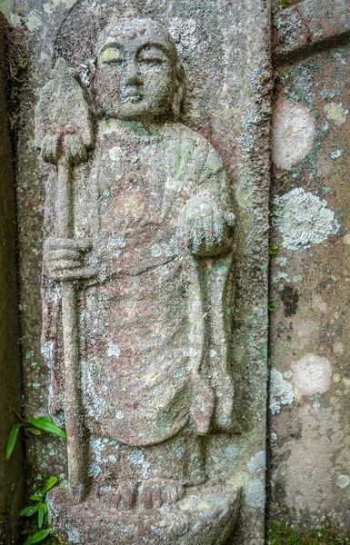 京都知恩院墓地に古い仏像 — ストック写真