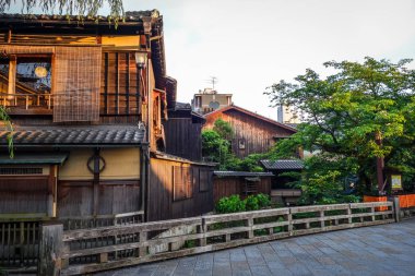 Geleneksel Japon evleri Shirakawa Nehri Gion ilçe, Kyoto, Japonya