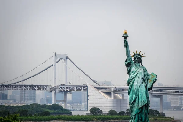 Statua Della Libertà Ponte Arcobaleno Paesaggio Urbano Tokyo Giappone — Foto Stock
