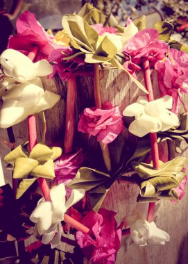 Ahşap arka plan üzerinde geleneksel Polinezya çiçek kolye