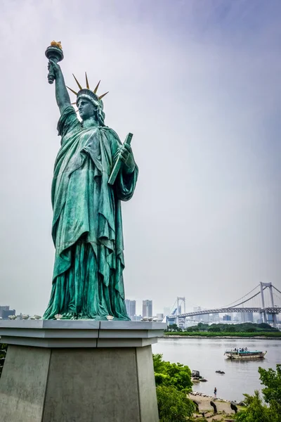 Statua Della Libertà Ponte Arcobaleno Paesaggio Urbano Tokyo Giappone — Foto Stock