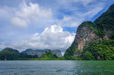 Tayland 'daki Phang Nga Körfezi kireçtaşı kayalıkları