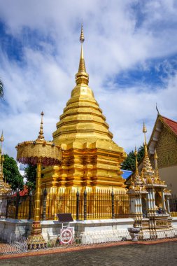 Wat Chomphu tapınağındaki Altın Pagoda, Chiang Mai, Tayland