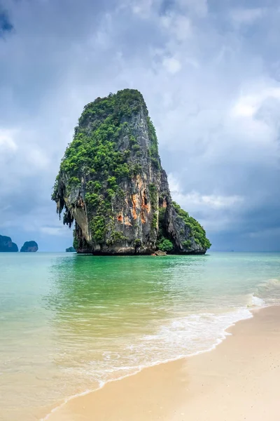 Phra Nang Beach ve kireçtaşı kayalıklarla Krabi, Tayland