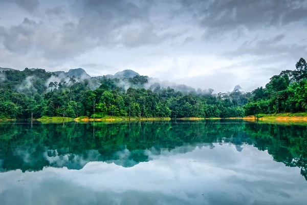 Mañana Brumosa Lago Cheow Lan Parque Nacional Khao Sok Tailandia —  Fotos de Stock