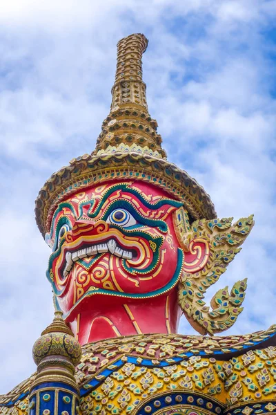 泰国曼谷大宫建筑群中的Yaksha雕像 — 图库照片
