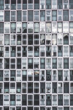 Modern ofis binası cephe ve windows, önden görünüm