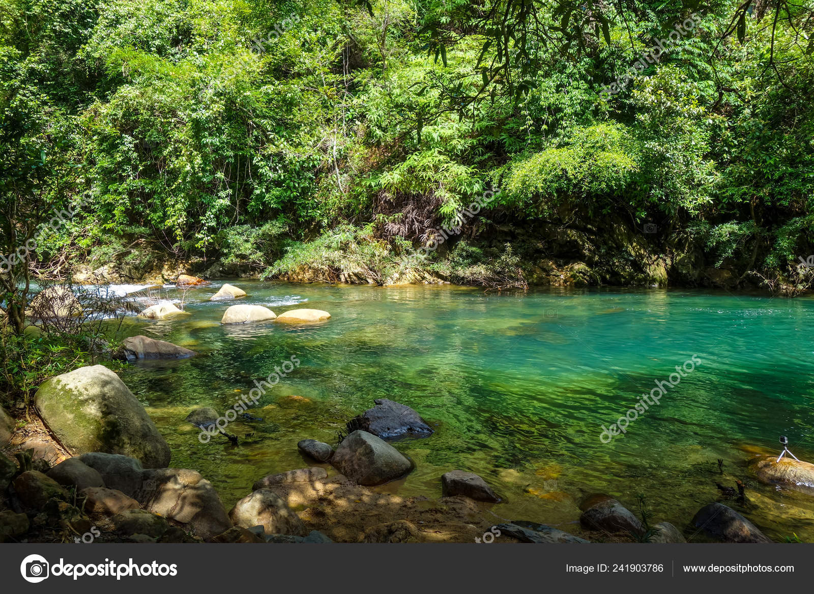 Sungai yg mengalir di thailand