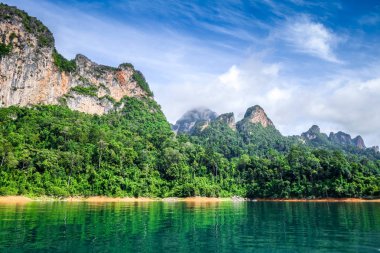 Cheow Lan Gölü kireçtaşı kayalıklarla, Khao Sok Milli Parkı, Tayland