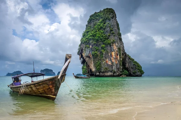 泰国甲米 Phra Nang 海滩上的长尾船 — 图库照片