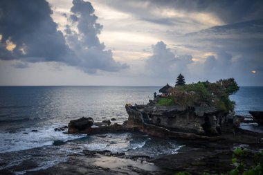 Pura Tanah Lot Tapınağı ve günbatımı, Bali, Endonezya denizi