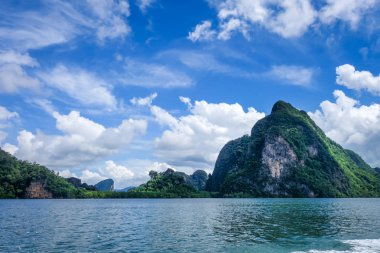 Tayland 'daki Phang Nga Körfezi kireçtaşı kayalıkları