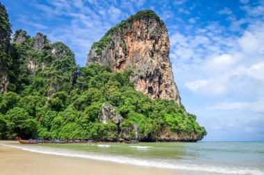Railay beach ve kireçtaşı kayalıklarla Krabi, Tayland