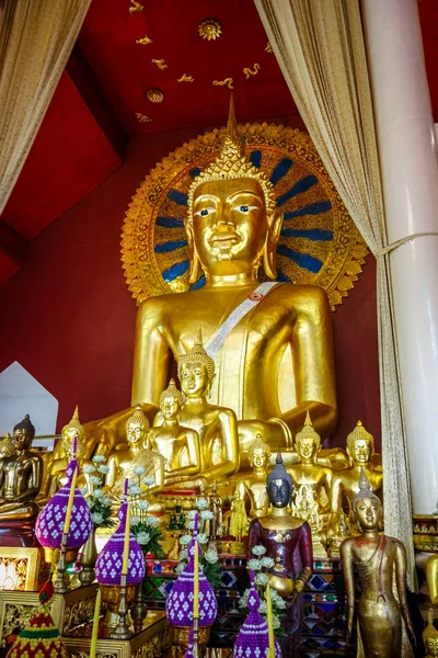 Guld Buddha Statue Wat Phra Singh Tempel Chiang Mai Thailand - Stock-foto