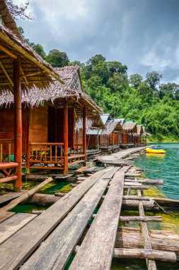 Cheow Lan Gölü 'nde yüzen bungalovlar köyü, Khao Sok, Tayland