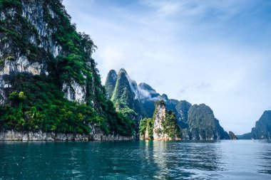 Cheow Lan Gölü kireçtaşı kayalıklarla, Khao Sok Milli Parkı, Tayland