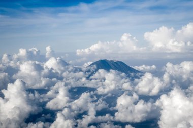 Bulutların üzerinde uçan uçaklar ve Agung Dağı volkanı, Bali, Endonezya