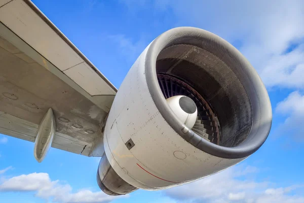 Motor Asa Avião Asfalto Aeroporto Céu Azul — Fotografia de Stock