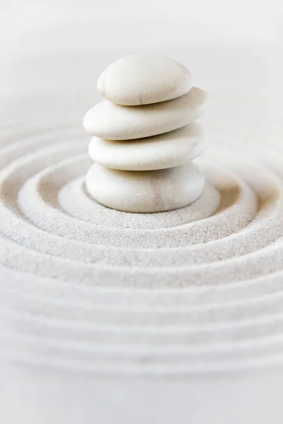 Witte Stenen Stapelen Zich Het Zand Zen Japanse Tuin Achtergrond — Stockfoto
