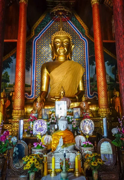 Estátua de Buda no templo Wat Chomphu, Chiang Mai, Tailândia — Fotografia de Stock