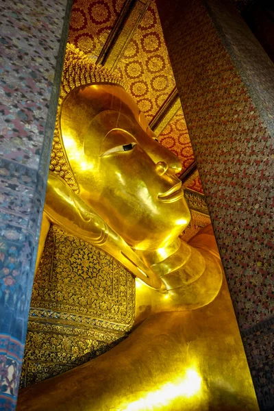 Buda reclinada en Wat Pho, Bangkok, Tailandia — Foto de Stock