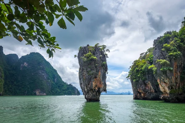 Ostrov Ko Tapu v zátoce Phang Nga Bay, Thajsko — Stock fotografie