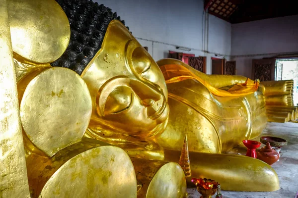 Pomnik Buddy w świątyni Wat Phra Singh, Chiang Mai, Tajlandia — Zdjęcie stockowe