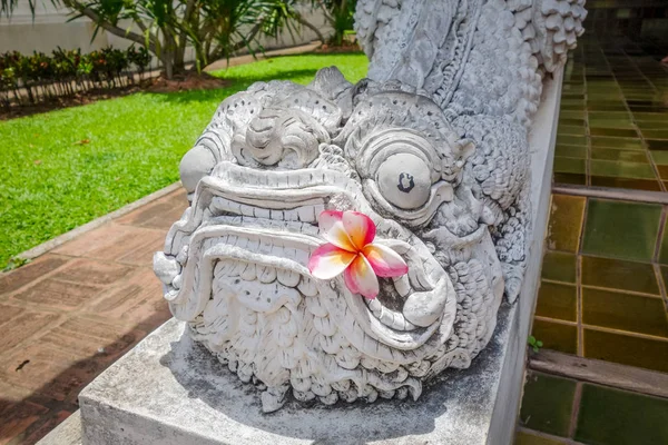 Estatua del dragón, Wat Chedi Luang templo grande Stupa, Chiang Mai, Tha — Foto de Stock