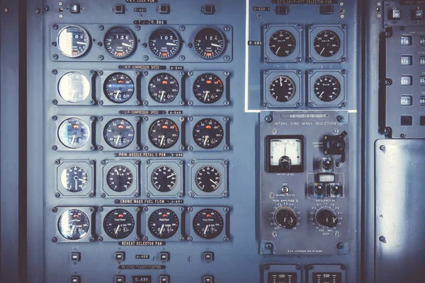 Painel de controle de avião antigo no cockpit — Fotografia de Stock