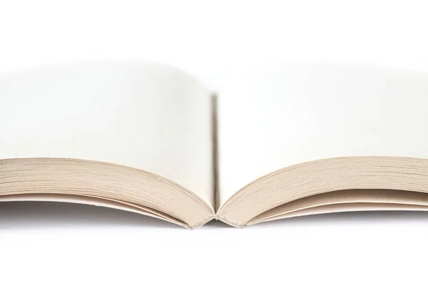 Otwórz pustą książkę na białym tle — Zdjęcie stockowe