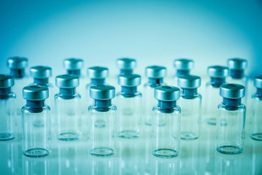 Aşı cam şişe mavi zemin üzerine