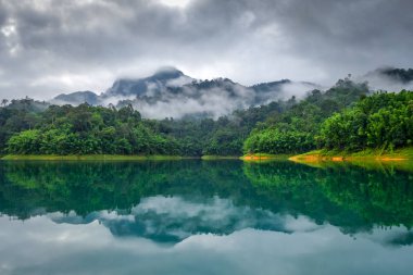 Cheow lan Gölü 'nde puslu sabah, Khao Sok Milli Parkı