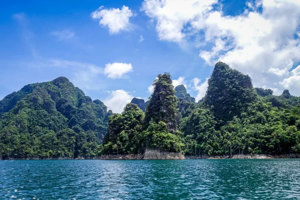 Cheow lan lake cliffs, khao sok nationalpark, thailand — Stockfoto