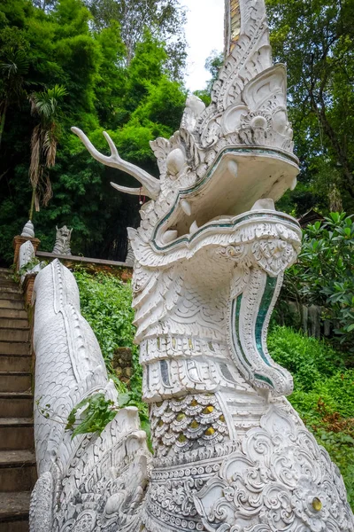 Statue blanche dans le temple Wat Palad, Chiang Mai, Thaïlande — Photo
