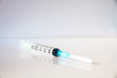 Gri arka planda şırınga