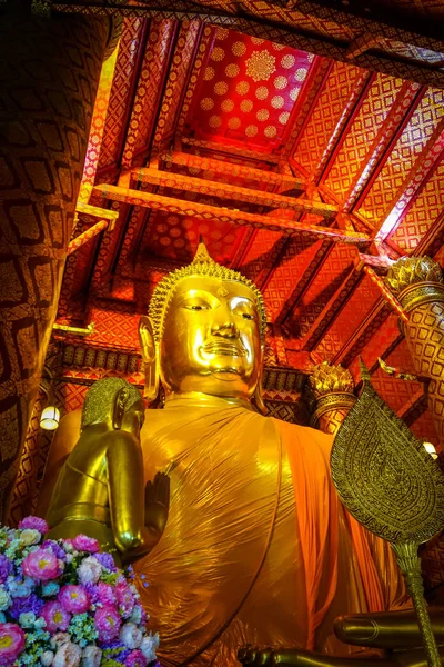 Złota statua Buddy, Wat Phanan Choeng, Ayutthaya, Tajlandia — Zdjęcie stockowe