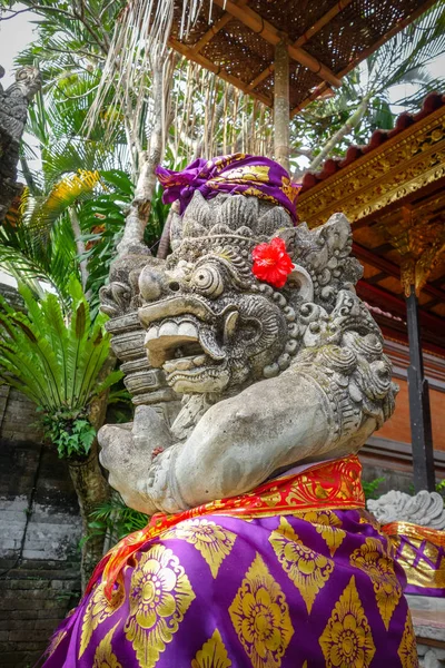 印尼巴厘岛乌布, Puri saren Palace 的雕像 — 图库照片