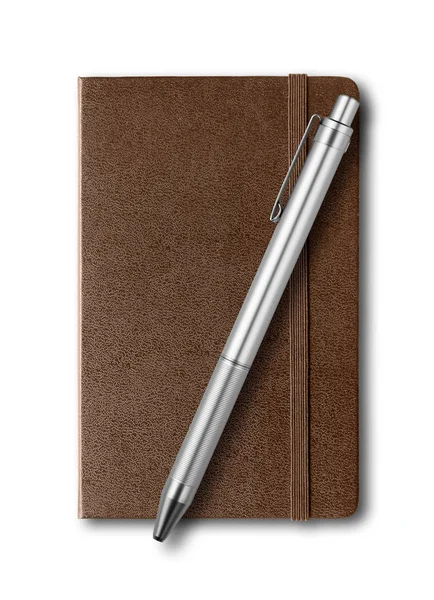 Ciemny skórzany notebook i długopis na białym tle — Zdjęcie stockowe