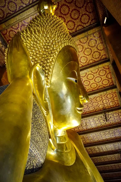 Buda reclinada en Wat Pho, Bangkok, Tailandia — Foto de Stock