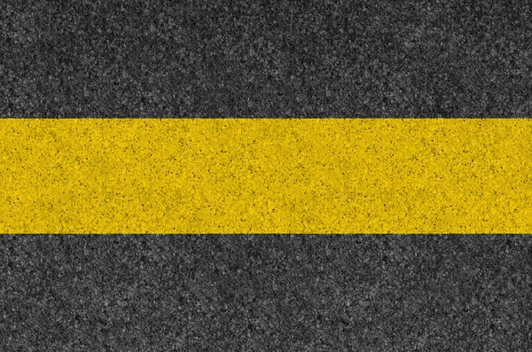 Black asphalt background texture with yellow line — Stock Photo, Image
