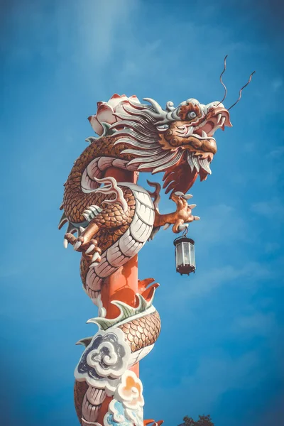 龙雕像在法南川寺，大城，泰国 — 图库照片
