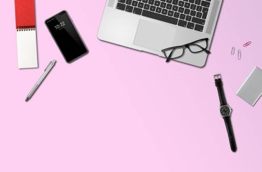 Ofis masası mockup üst görünümü pembe izole