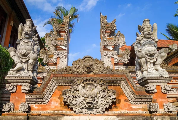 Αγάλματα σε μια πόρτα εισόδου ναού, Ουμπούντ, Μπαλί, Ινδονησία — Φωτογραφία Αρχείου